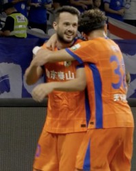 皇冠体育crown-热议鲁花战半场：瓦科真山东大腿，申花国脚防线下滑厉害