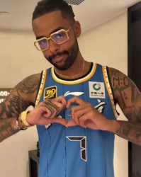 🥰希望你早日康复！拉塞尔身穿曾凡博7号球衣现场观战总决赛G6