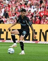 记者：经纪人向利雅得胜利推荐帕拉西奥斯